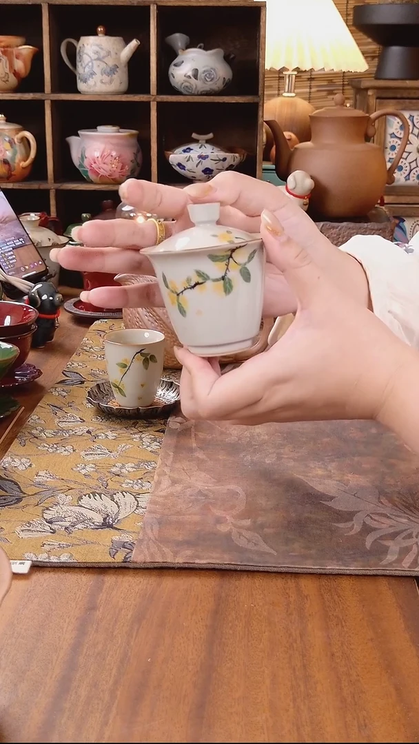 釉下手绘桂花二才盖碗