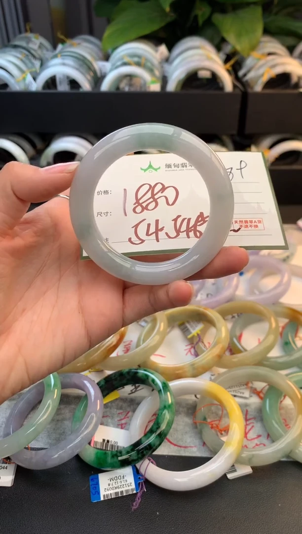 未镶嵌定制翡翠毛货需精细抛光+多人