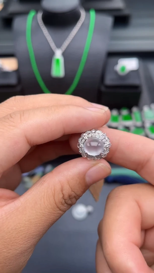 18K金镶嵌戒指翡翠多人