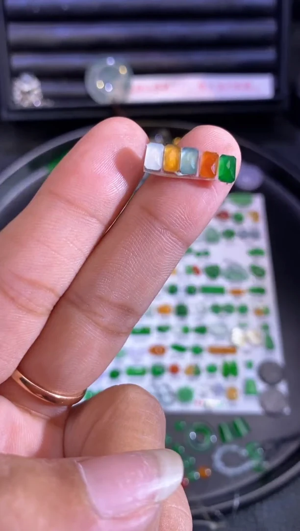 未镶嵌挂件翡翠切割