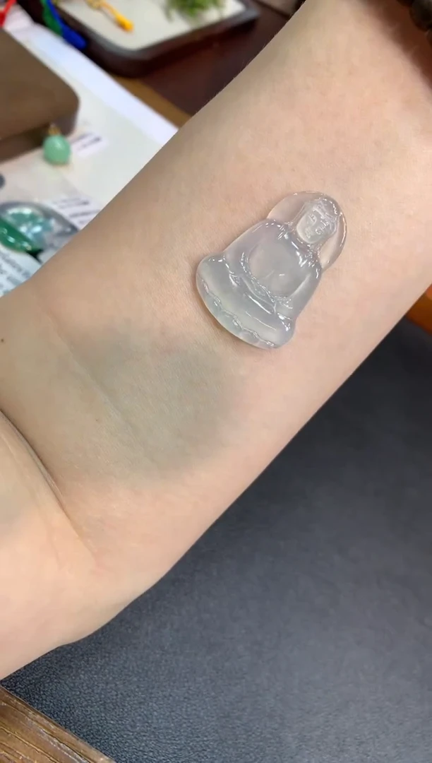 翡翠未镶嵌颈饰观音