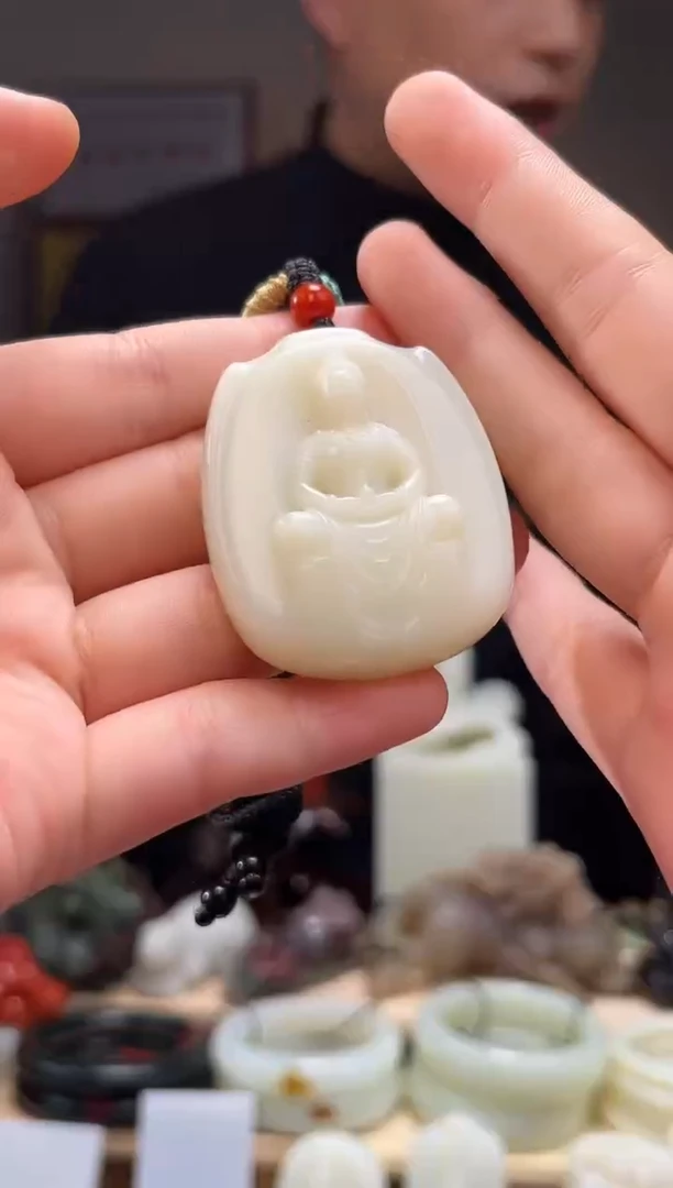 颈饰未镶嵌和田玉吊坠