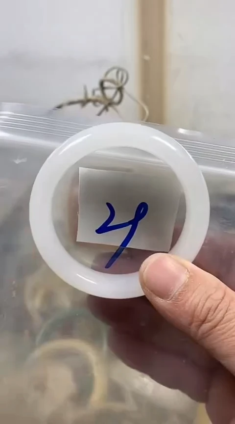 【闪购商品】石英质玉手镯未镶嵌52