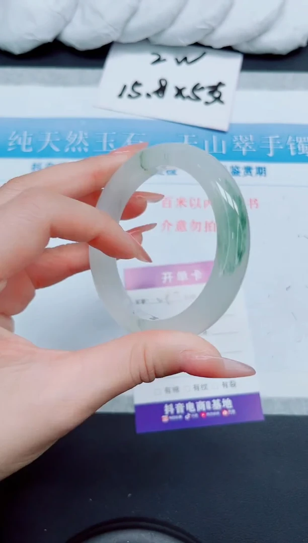 【闪购商品】石英质玉手镯未镶嵌82-57.8