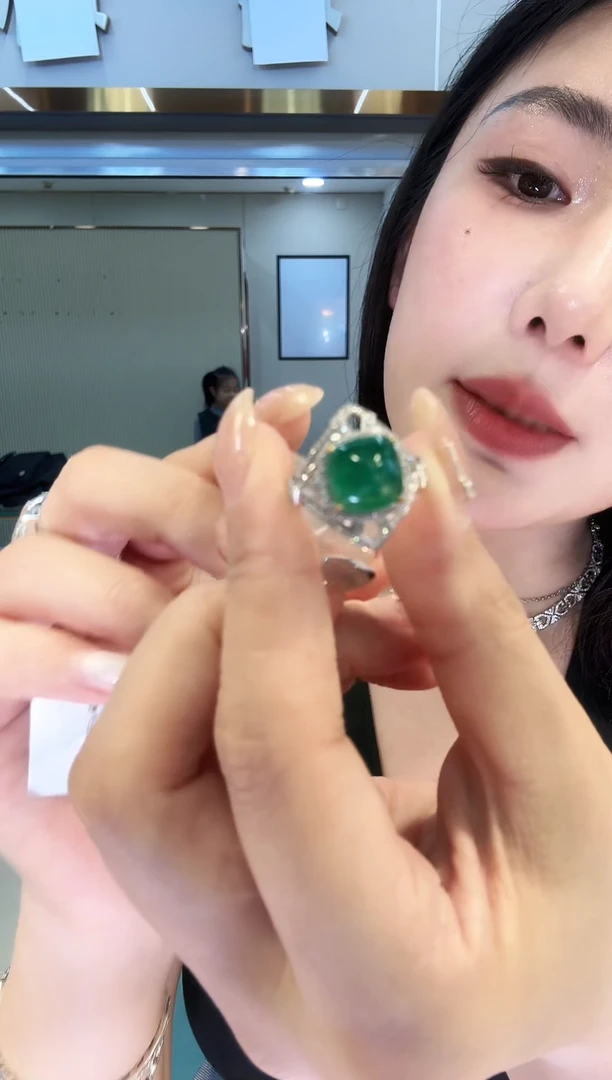 18K金镶嵌戒指祖母绿4.39ct