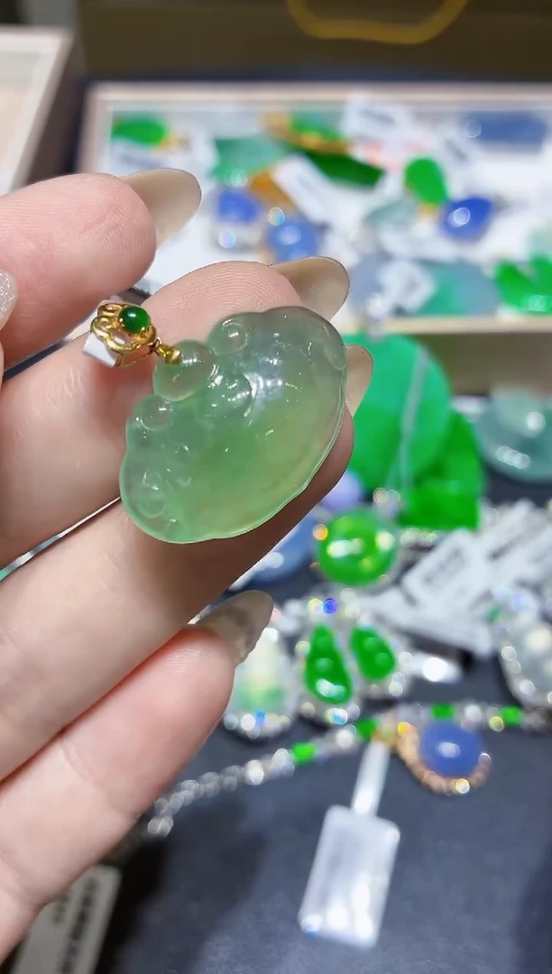 颈饰18K金镶嵌翡翠天然A货翡翠