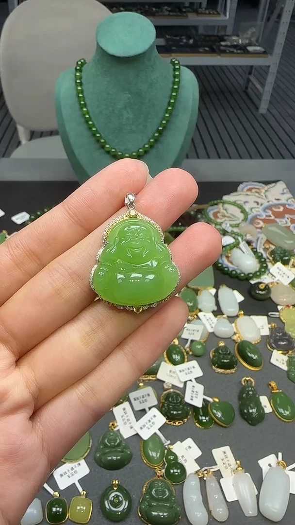 18K金镶嵌和田玉挂件1
