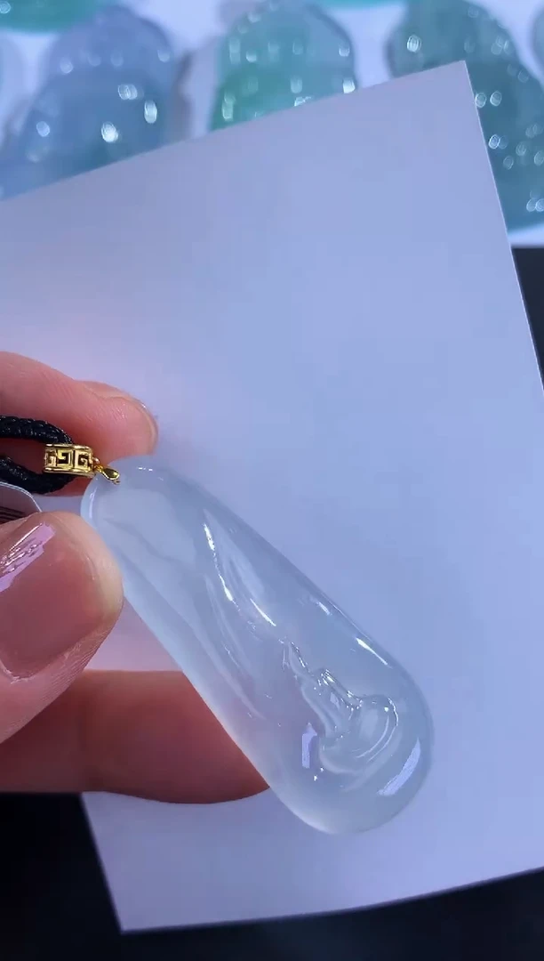 颈饰18K金镶嵌翡翠豆*！