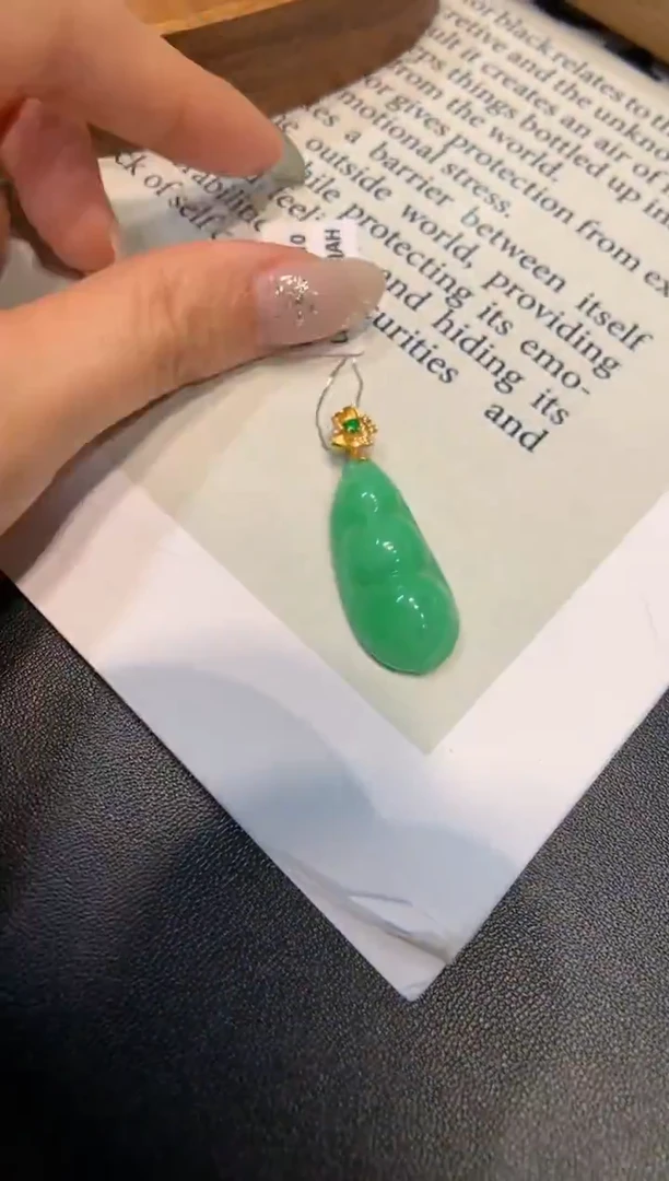 颈饰18K金镶嵌翡翠福豆