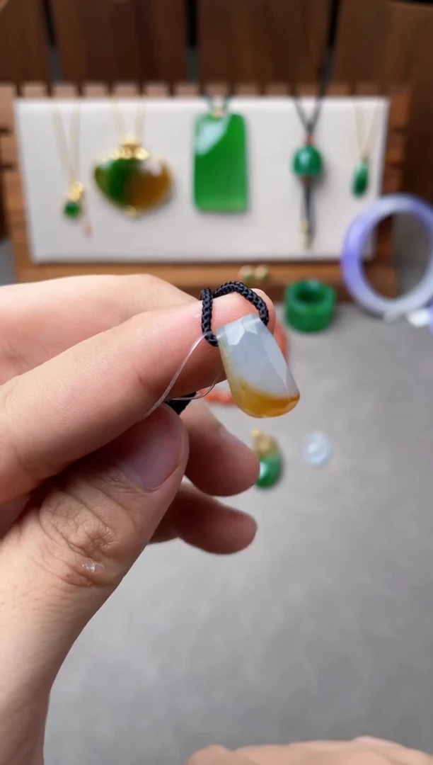 颈饰未镶嵌翡翠黄翡小吊坠
