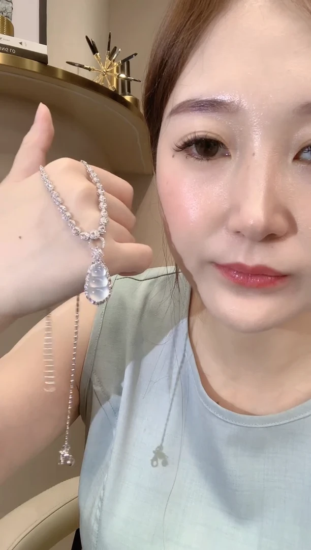吊坠(不含链)18K金镶嵌翡翠春日珠宝 D19