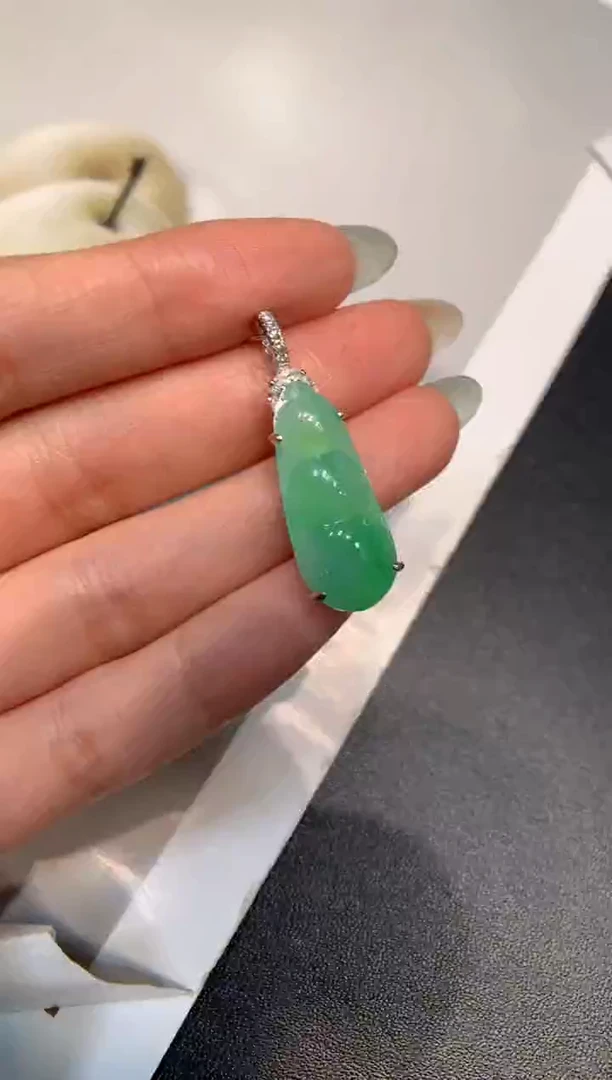 颈饰银S925镶嵌翡翠福豆