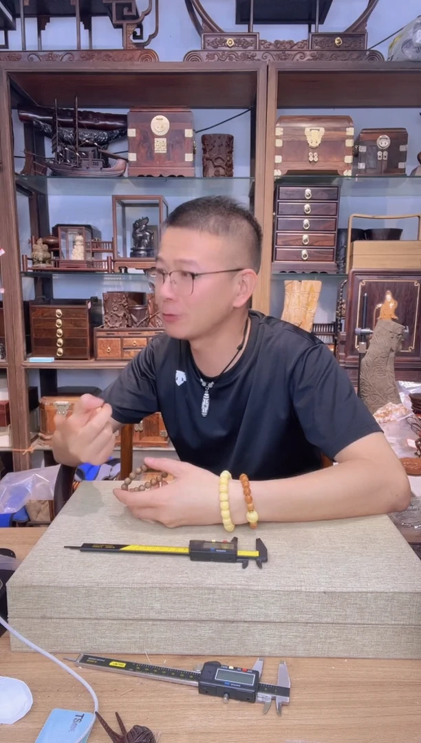 乌木类书架049莺歌绿奇楠1.0单圈手串