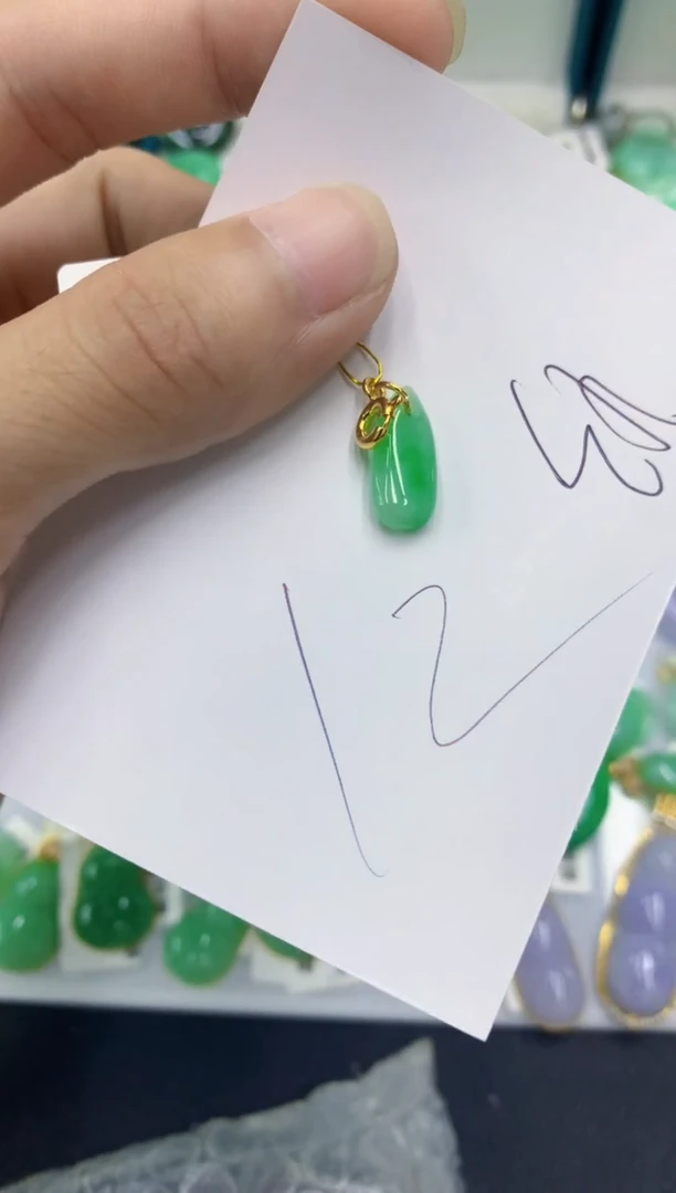 翡翠挂件未镶嵌翡翠