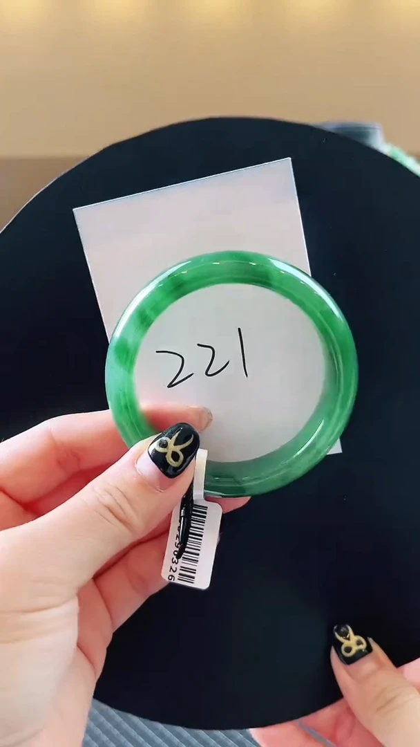 未镶嵌手镯石英质玉（非洲翠）微瑕一经发货运费不退介意勿拍