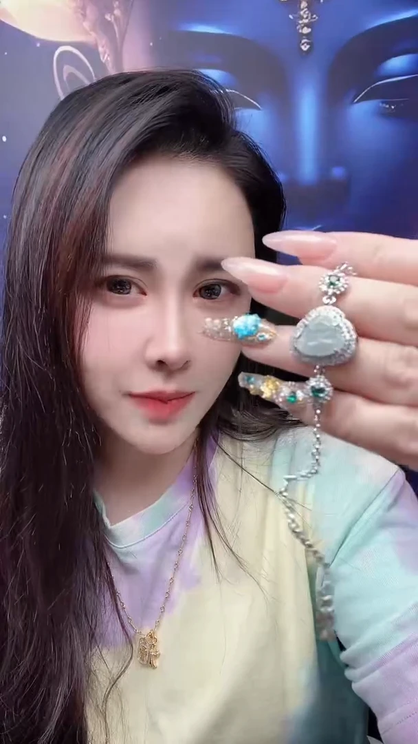 翡翠未镶嵌颈饰      *75