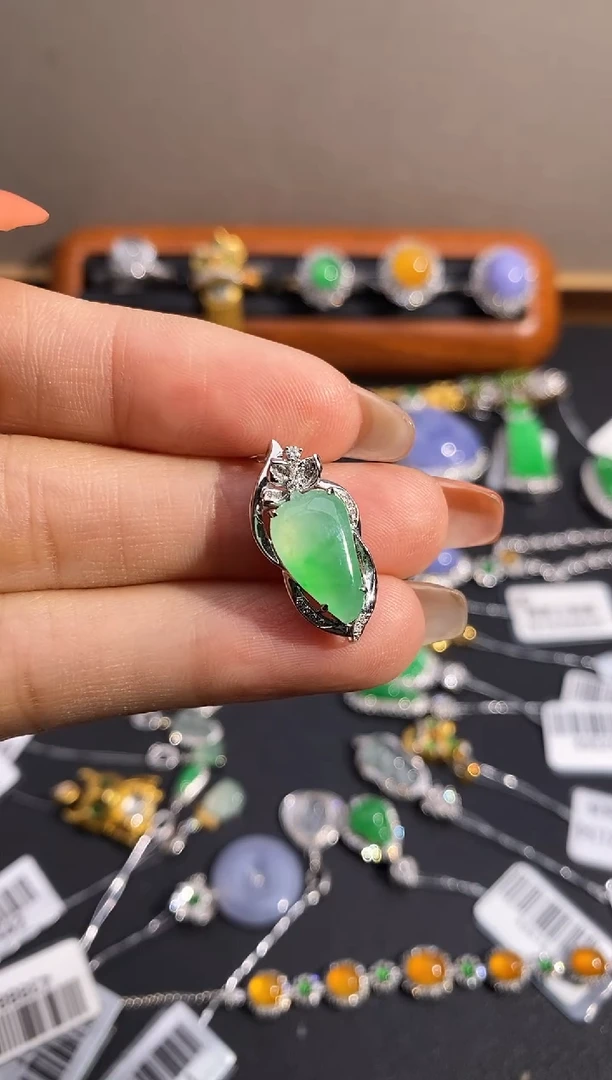 【闪购商品】翡翠颈饰18K金镶嵌吊坠