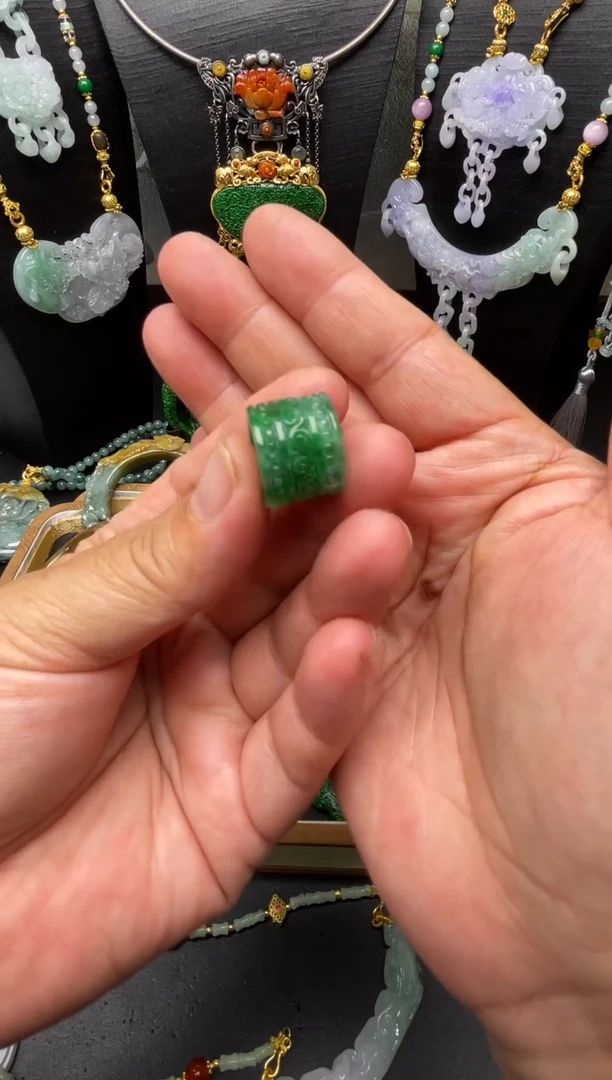 颈饰未镶嵌翡翠吊坠