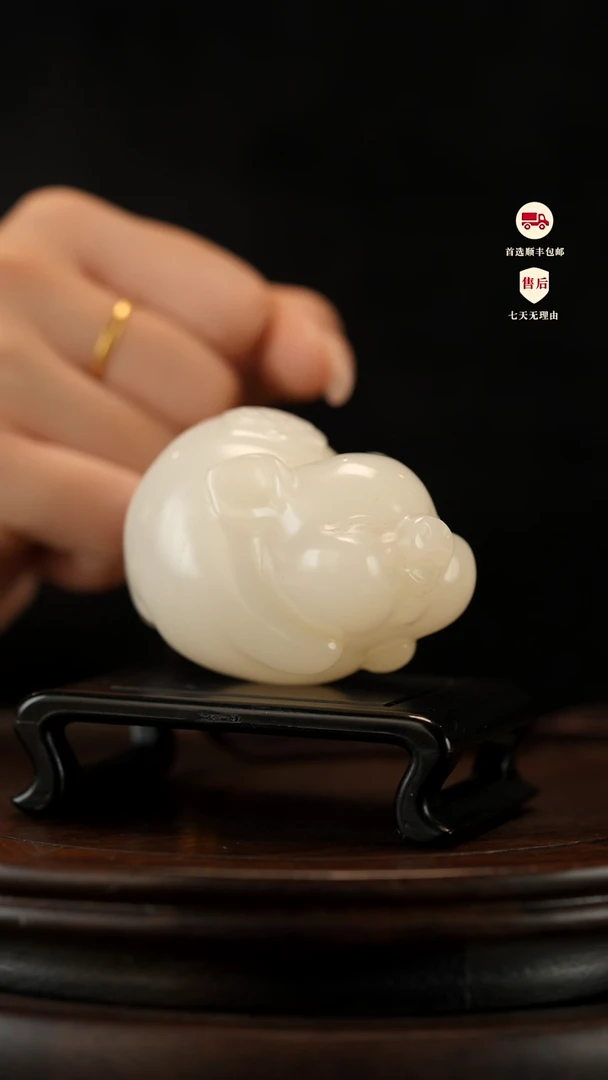 云南石荔枝白雕刻：纳福飞猪手把件摆件