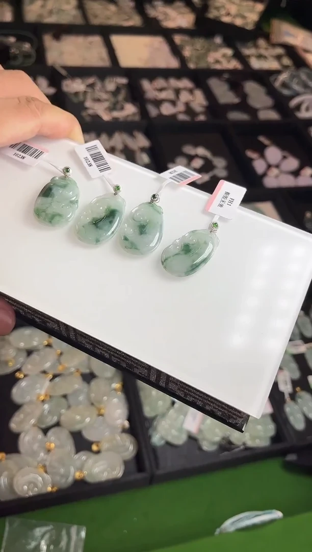 颈饰18K金镶嵌翡翠10238/多样性发一个