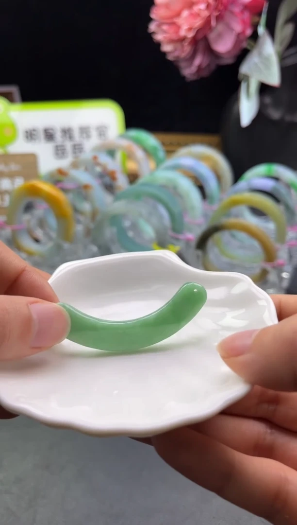 未镶嵌挂件翡翠满绿玉璜-编绳