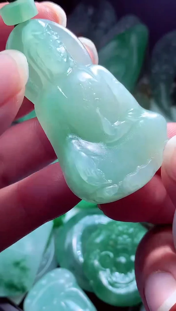 未镶嵌定制翡翠八****?翡翠毛货定制