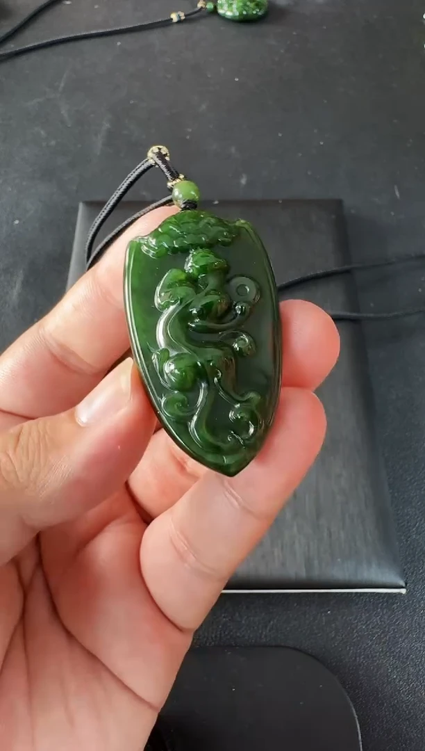 颈饰未镶嵌和田玉（碧玉）螭龙牌