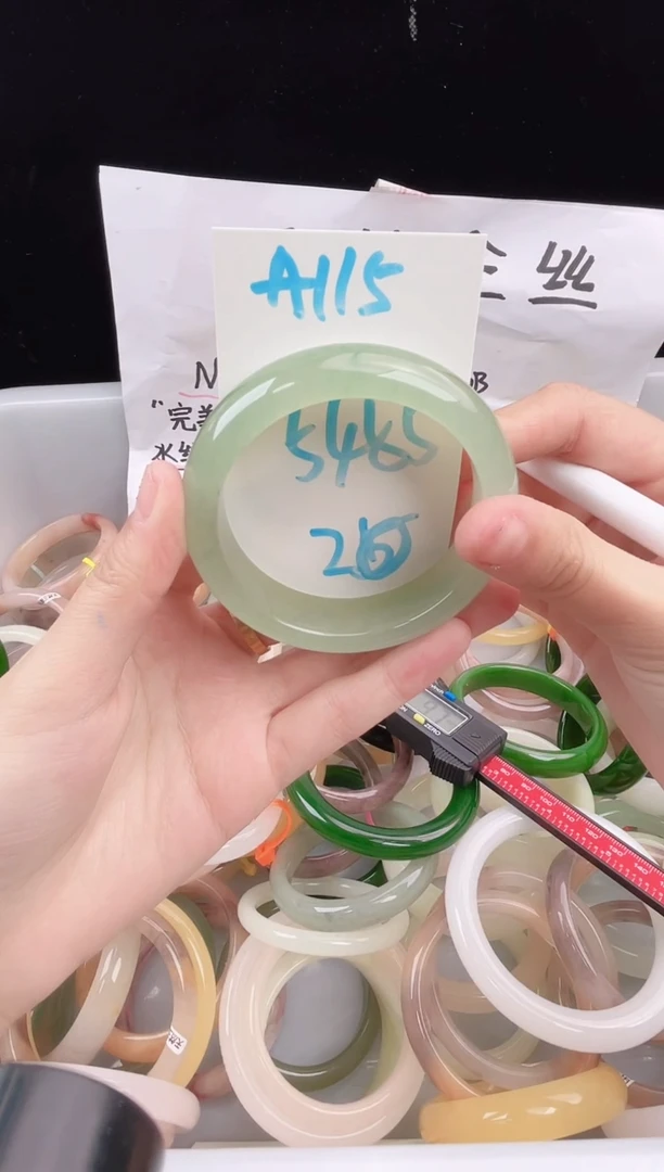 未镶嵌手镯石英质玉A115