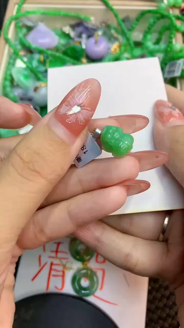 颈饰18K金镶嵌翡翠1