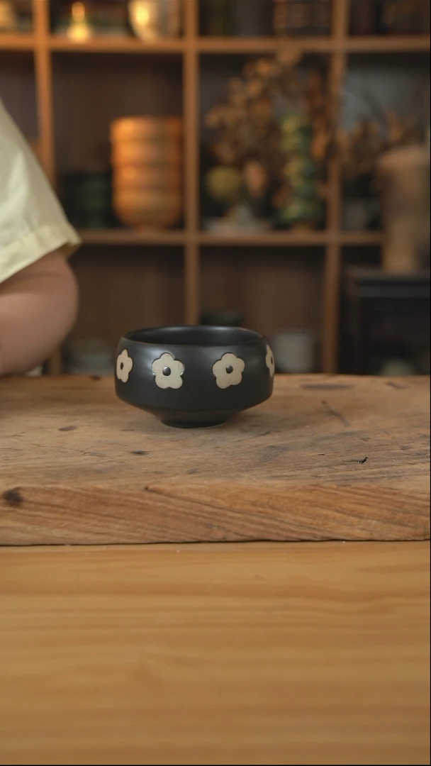 黑色雕刻小花的钵钵米饭碗