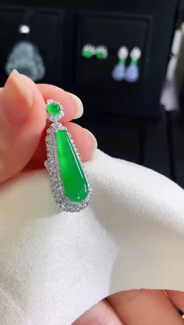 【闪购商品】翡翠吊坠(不含链)18K金镶嵌吊坠