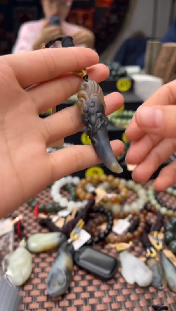 吊坠(赠链)未镶嵌和田玉楼兰三色吊坠