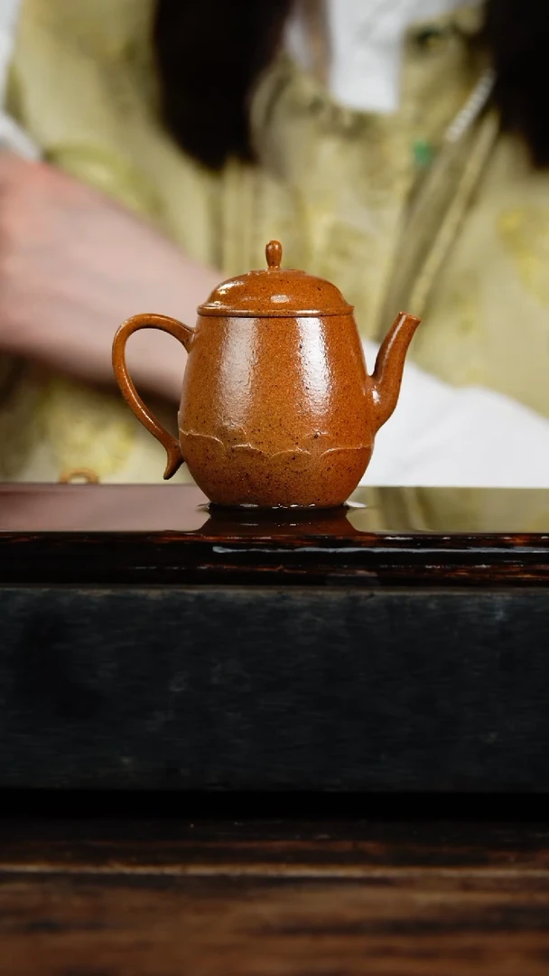 茶壶紫砂小高莲。80CC左右。柴烧。