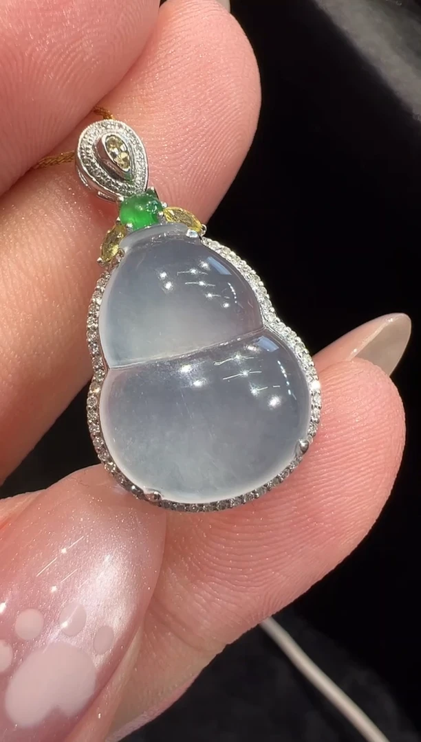 颈饰18K金镶嵌翡翠吊坠