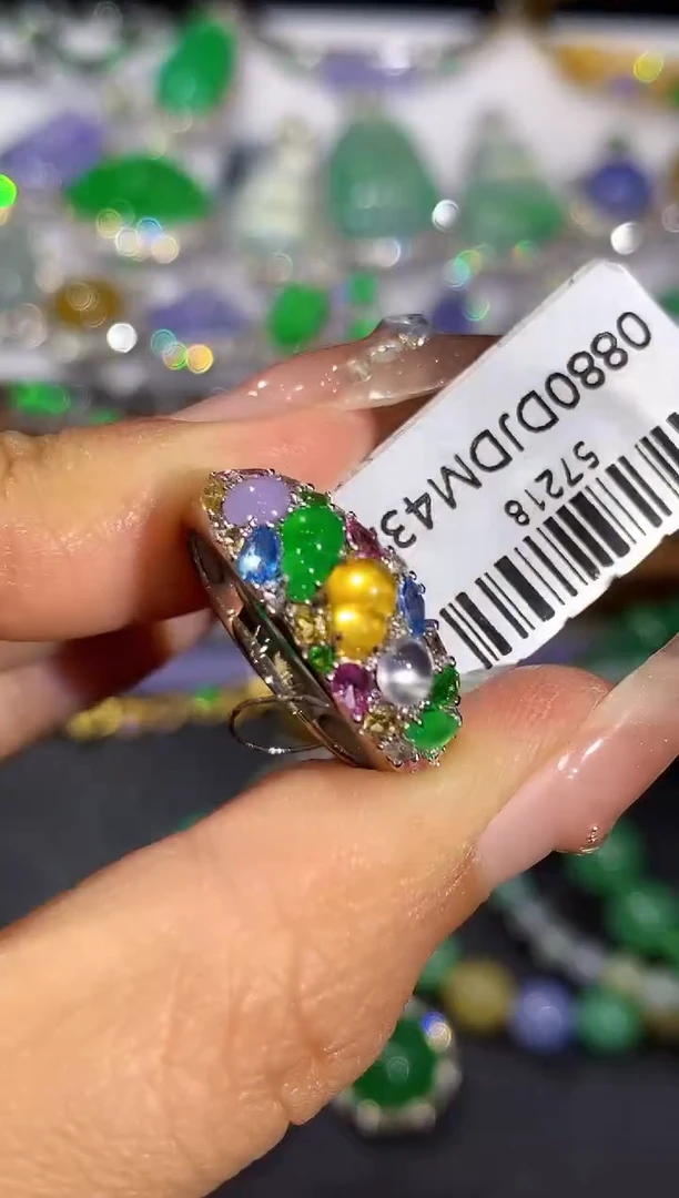 18K金镶嵌戒指翡翠SF57218多样性发其一