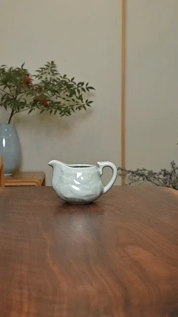 一品清莲公道 荷叶青釉 微瑕 无款