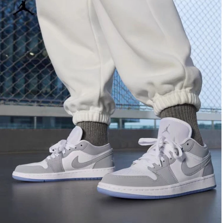 【专柜正品】耐克AJ1女款低帮潮流拼接系带休闲鞋 板鞋 DC0774105