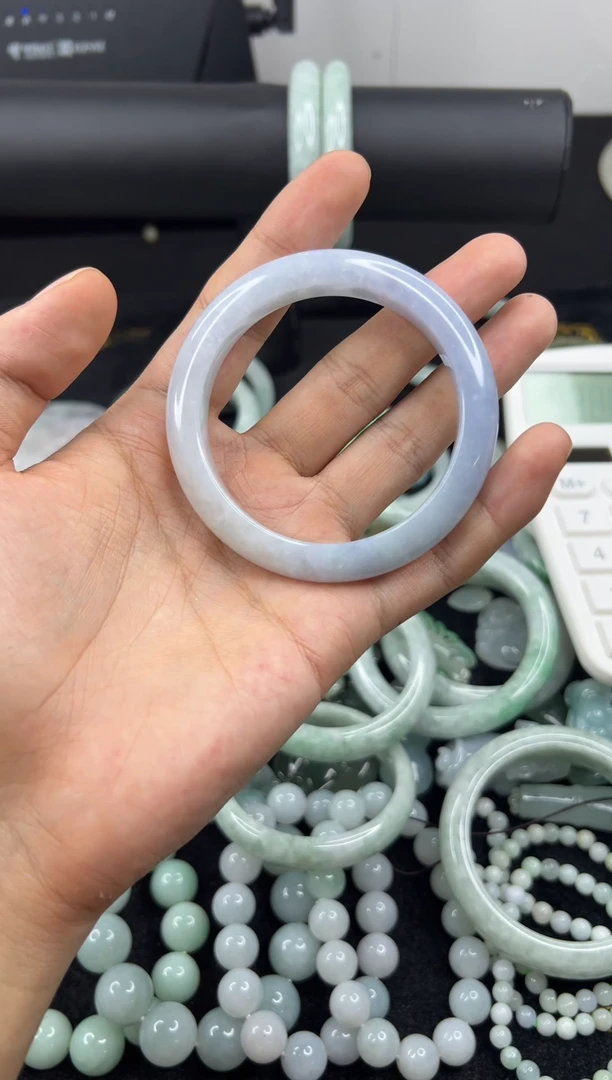翡翠手镯未镶嵌如****。A货翡翠福镯