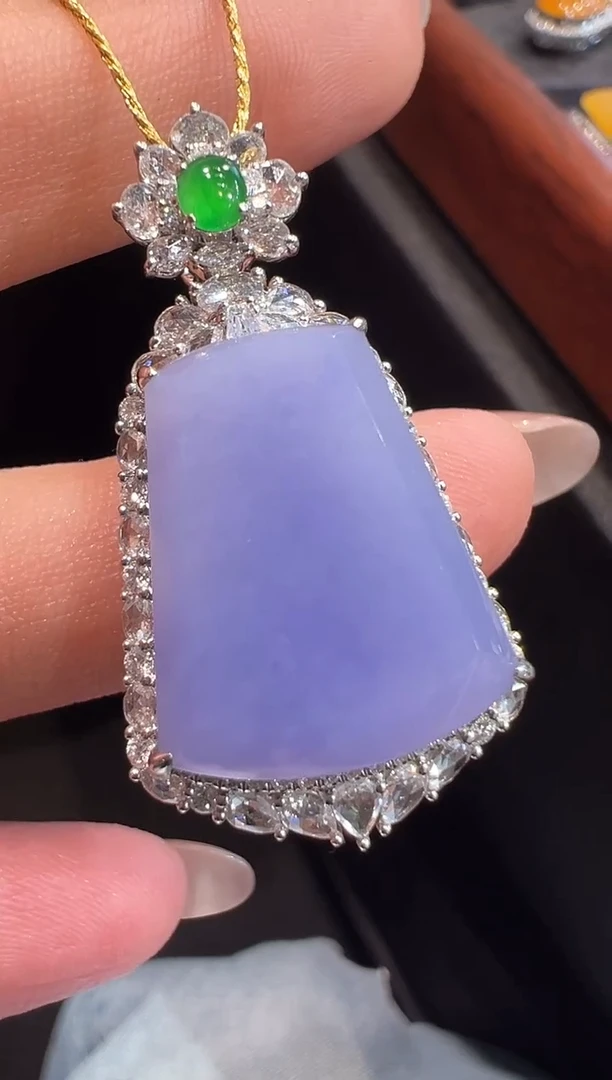 颈饰18K金镶嵌翡翠吊坠