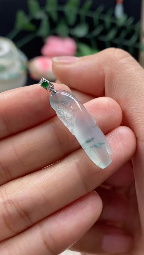 【闪购商品】翡翠颈饰18K金镶嵌翡翠冰飘花梅枝吊坠