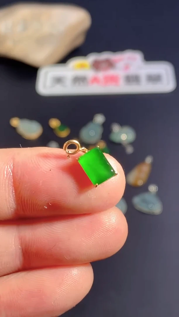 颈饰18K金镶嵌翡翠