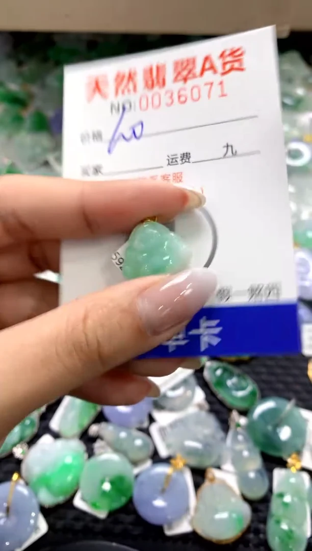 颈饰18K金镶嵌翡翠1111111111111111