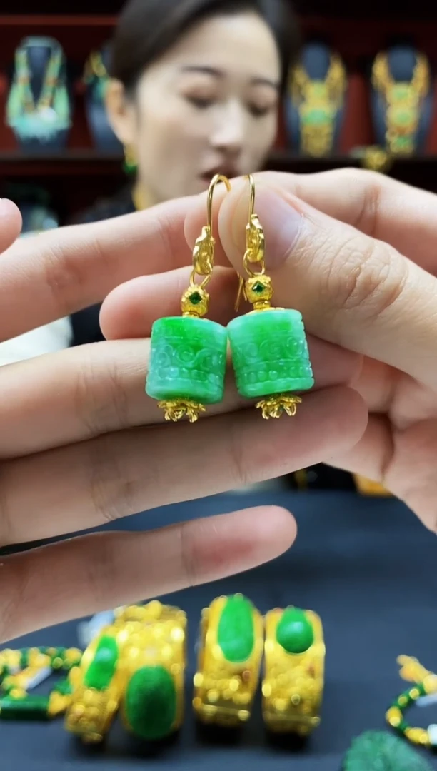 颈饰未镶嵌翡翠耳坠