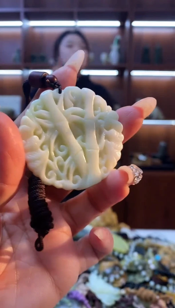 未镶嵌蛇纹石玉吊坠