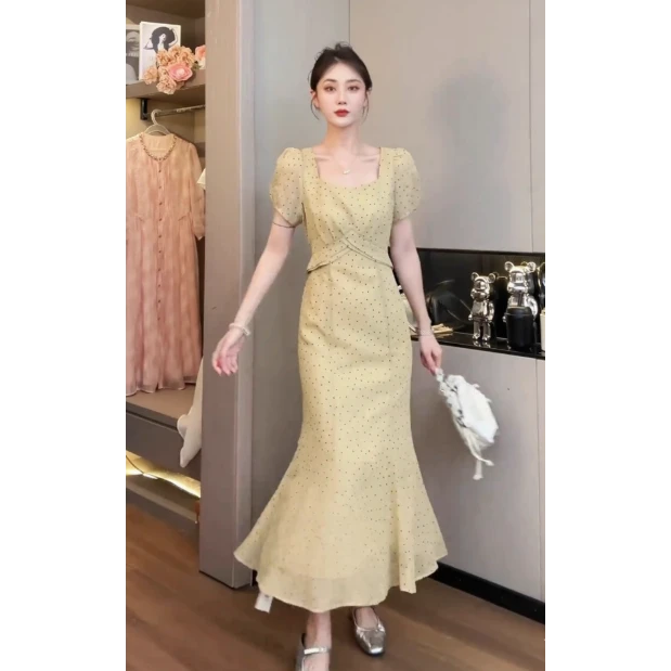 法式名媛风波点方领黄色短袖连衣裙女2025夏季新款修身显瘦长裙子
