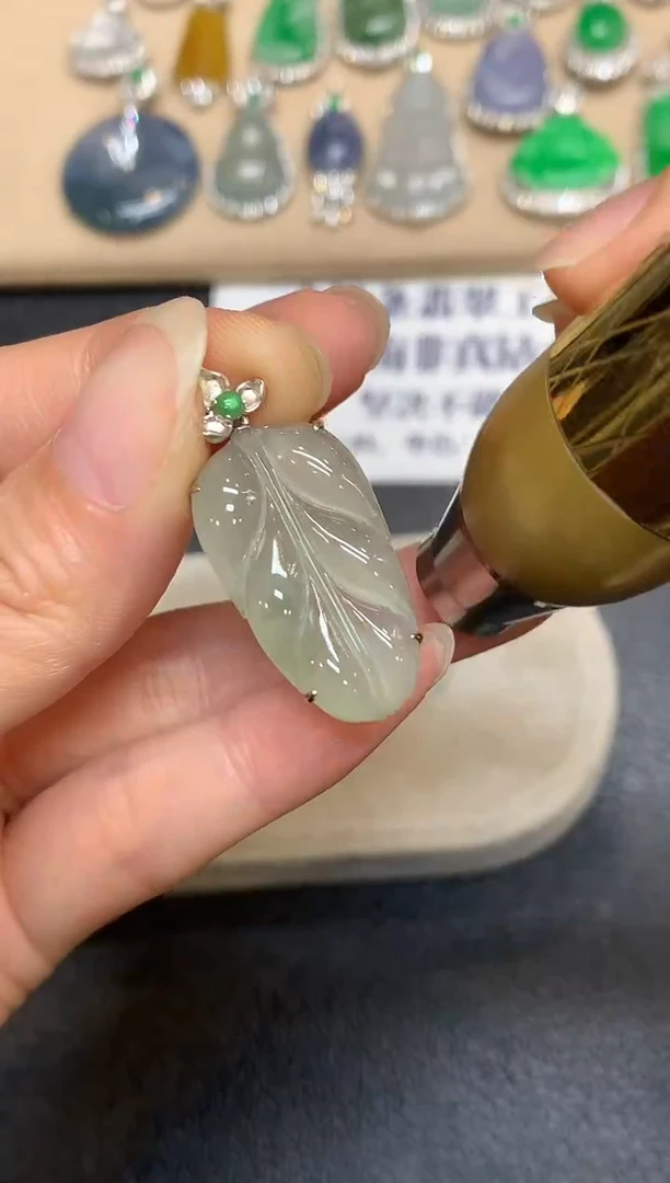 颈饰18K金镶嵌翡翠树叶【无服务费