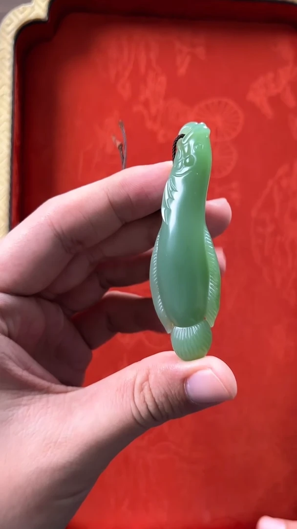未镶嵌和田玉挂件俄碧粉绿龙鱼雕件