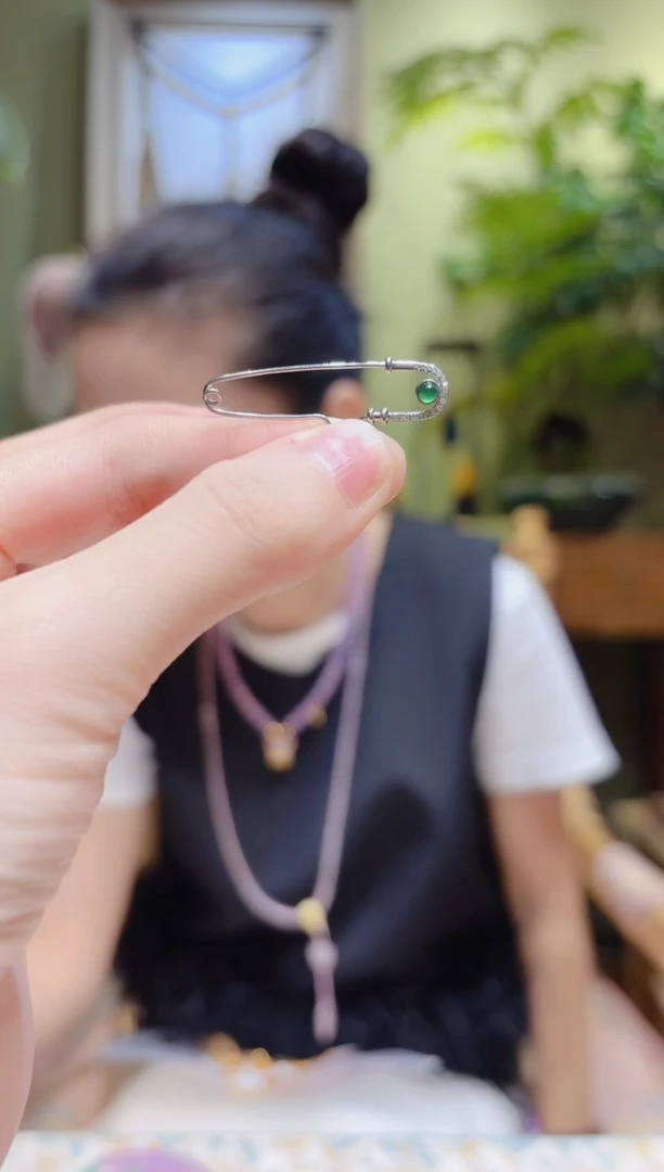 【闪购商品】翡翠胸饰18K金镶嵌银色翡翠胸针