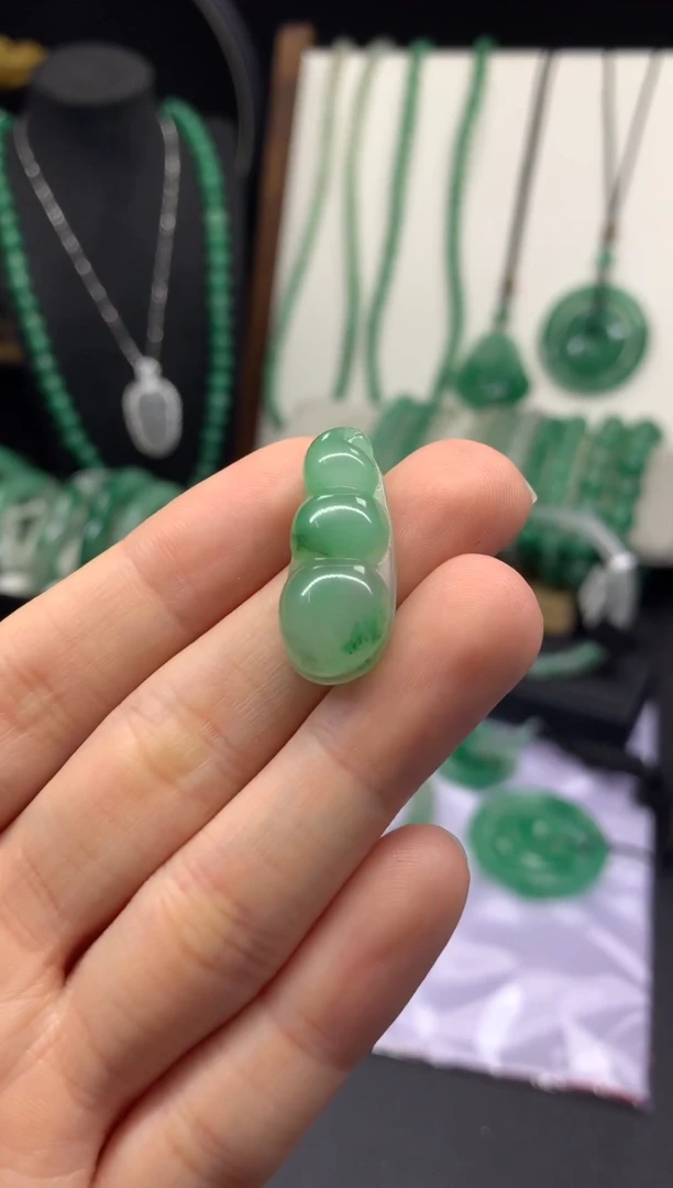 吊坠(不含链)未镶嵌石英质玉（非洲翠）三彩福豆