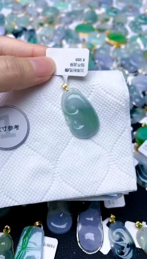 颈饰18K金镶嵌翡翠天然A货翡翠